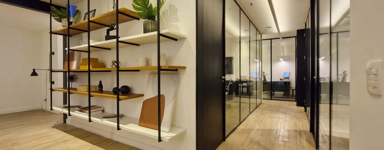 foto do corredor de acesso as salas com decorações