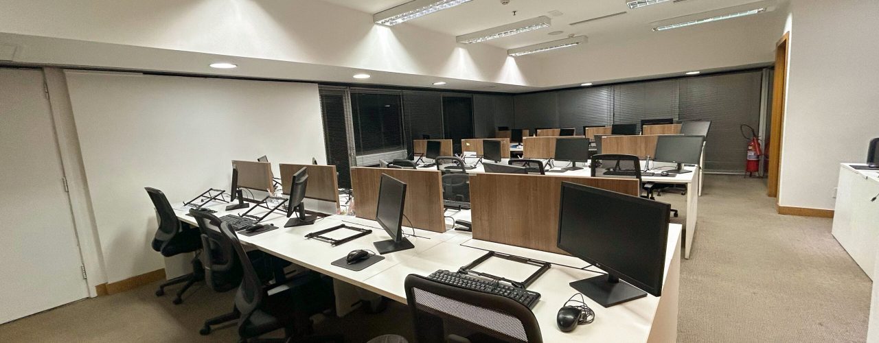 foto das mesas dos advogados